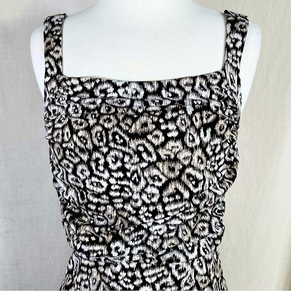 ANN TAYLOR ~ Beautiful Animal Print Dress with Ruching Detail ~ Size 10 - Picture 2 of 6